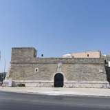 I due pezzi portanti sono per� i solenni baluardi di Santa Scolastica e Sant'Antonio Abate (il Fortino), costruiti tra il XV e XVI secolo e sopravvissuti alle demolizioni che si susseguirono nell�800